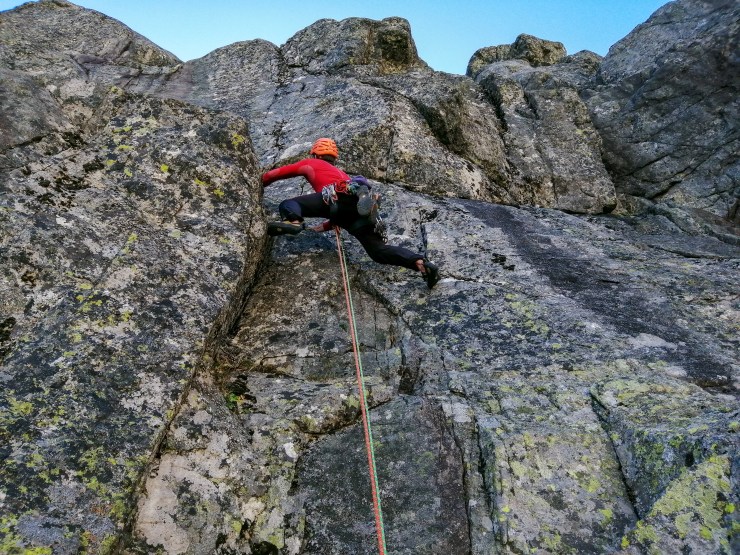 Escalada Circo de Gredos. Pared del Refugio, el Escudo, Placa Ecuálicer, tres Hermanitos y Perro que fuma.