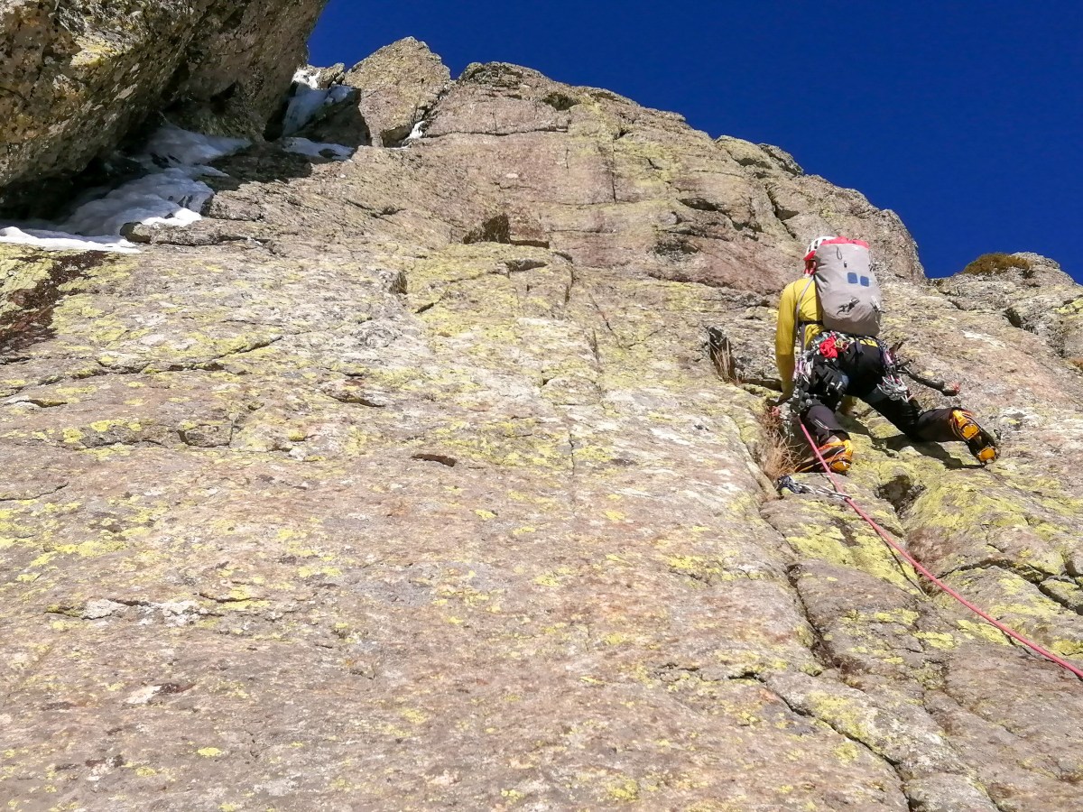 Escalada en hielo en Peñalara: Diedro Sofía y la Joya escondida