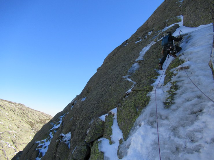 Alpinismo y escalada en hielo en las inmediaciones de la laguna del Duque (Gredos)