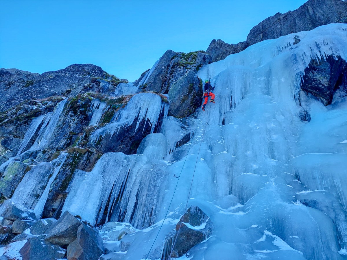 Escalada en hielo en Becedas, primer escalón