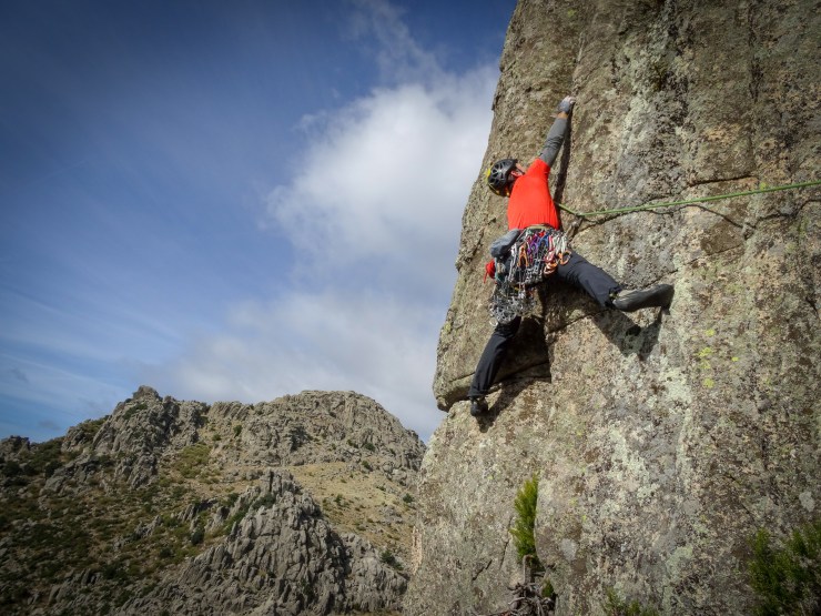 Escalada en las Agujas de la Cabrera: el Castillo y la Almena